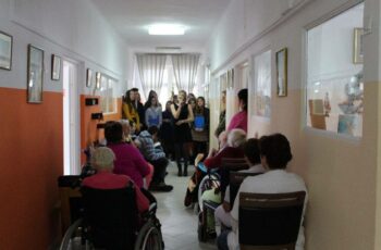 Wolontariusze w hospicjum